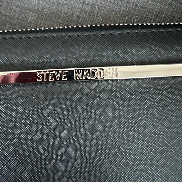 NWT STEVE MADDEN ZIP AROUND WALLET WRISTLET CASE - Picture 2 of 8